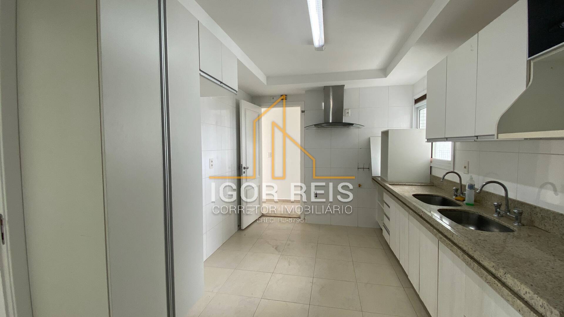 Apartamento para alugar com 3 quartos, 200m² - Foto 11